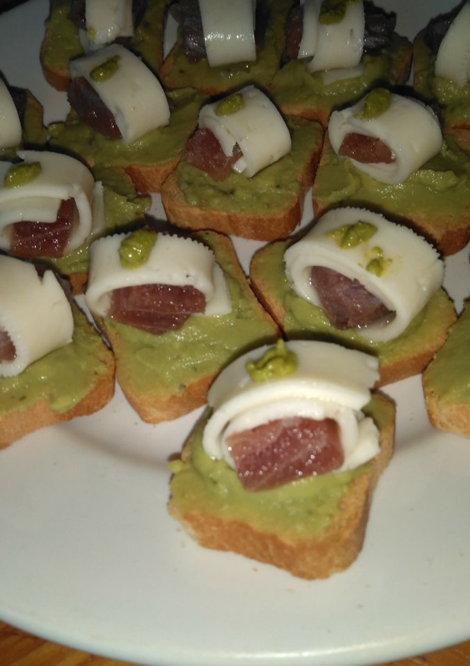 Una foto de Canapés de atún de ahijar, queso, guacamole y wasabi