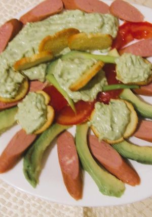 Avokádós, virslis falatok recept fotója