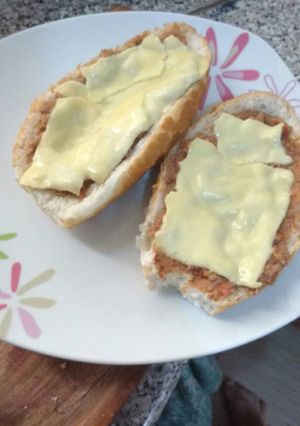 Una foto de Molletes de frijoles con longaniza