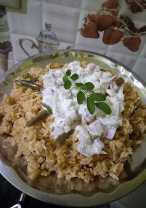 Brinji with pyaz ka raita रेसिपी मुख्य फोटो