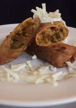 वेजिटेबल स्प्रिंग रोल (vegetable spring roll recipe in marathi) रेसिपी चे मुख्य फोटो 