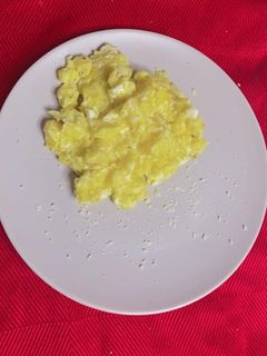 صورة لوصفة سكرامبل بيض مع جبنة البارميزان 🍳🧀