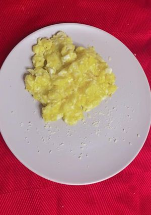 صورة لوصفة سكرامبل بيض مع جبنة البارميزان 🍳🧀