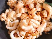 A picture of mực xào hành tây