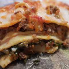 Una foto de Lasagna de Carne, verdura, jamón y queso