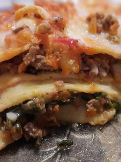 Una foto de Lasagna de Carne, verdura, jamón y queso