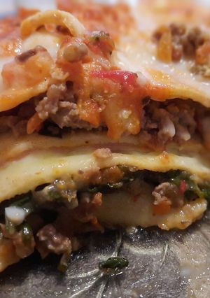 Una foto de Lasagna de Carne, verdura, jamón y queso