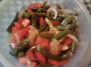 Una foto de Ensalada de chauchas, tomate y cebollas