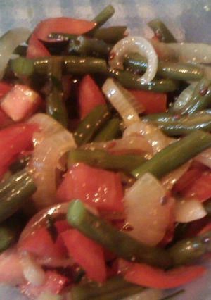 Una foto de Ensalada de chauchas, tomate y cebollas