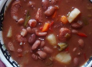 Una foto de Frijoles con salchichas y panela