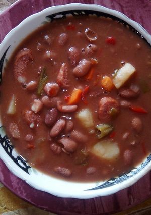 Una foto de Frijoles con salchichas y panela