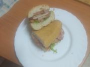 Una foto de bocadillos con carne