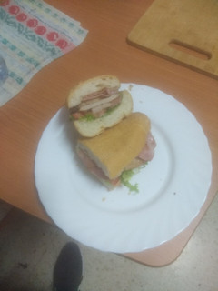 Una foto de Bocadillo vegetal de lomo, bacon y mayonesa de cebolla frita