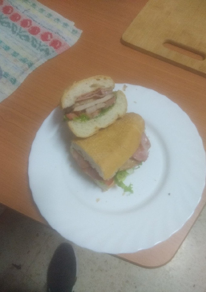 Una foto de Bocadillo vegetal de lomo, bacon y mayonesa de cebolla frita