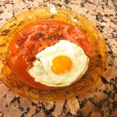 Una foto de Sopa miso con remolacha y huevo frito