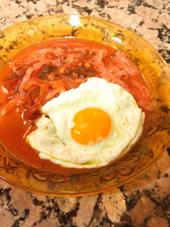 Una foto de Sopa miso con remolacha y huevo frito