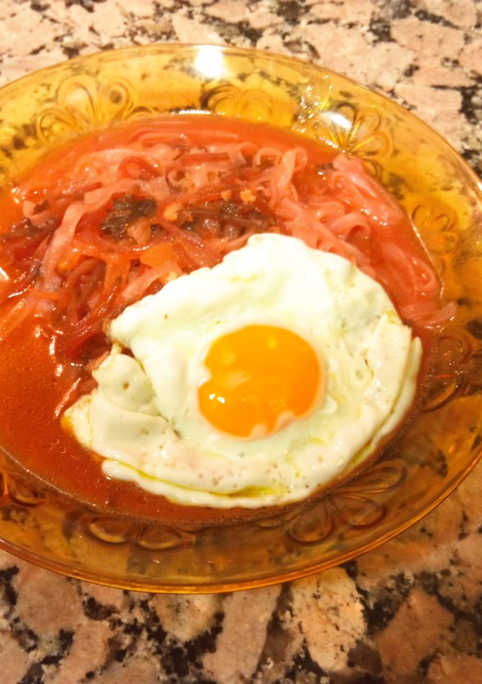 Una foto de Sopa miso con remolacha y huevo frito