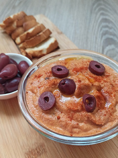 Una foto de Muhammara. crema Siria de pimientos y nueces