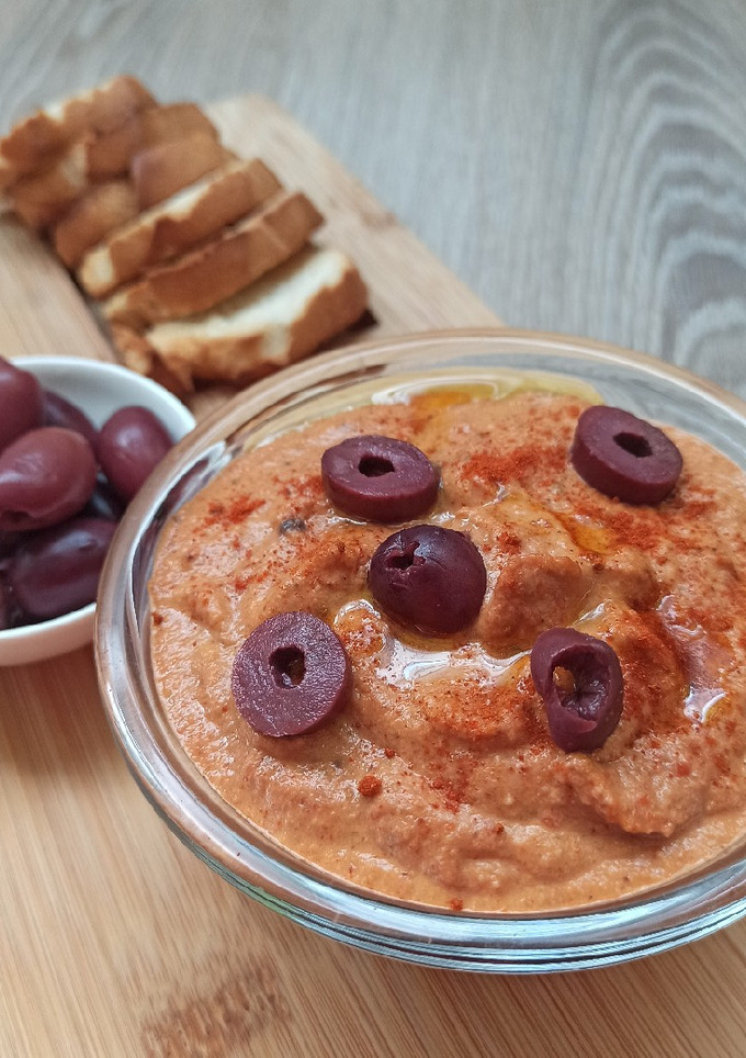 Una foto de Muhammara. crema Siria de pimientos y nueces