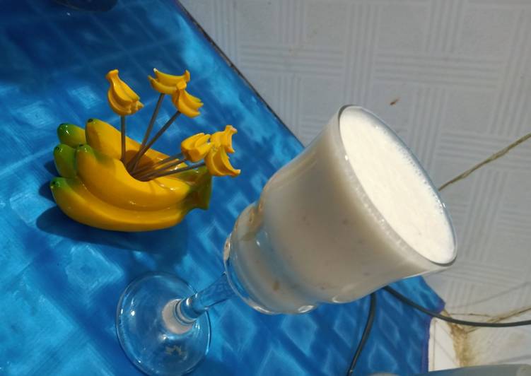 Steps to Make Banana milk shake in 25 Minutes for Young Wife