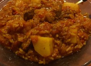 Una foto de Guiso de arroz y carne