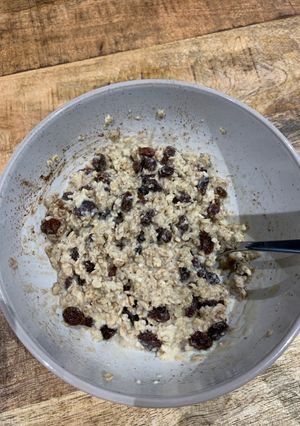 A picture of Cinnamon and raisin porridge.