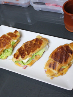 Una foto de Panecillos de leche con beicon y queso fresco