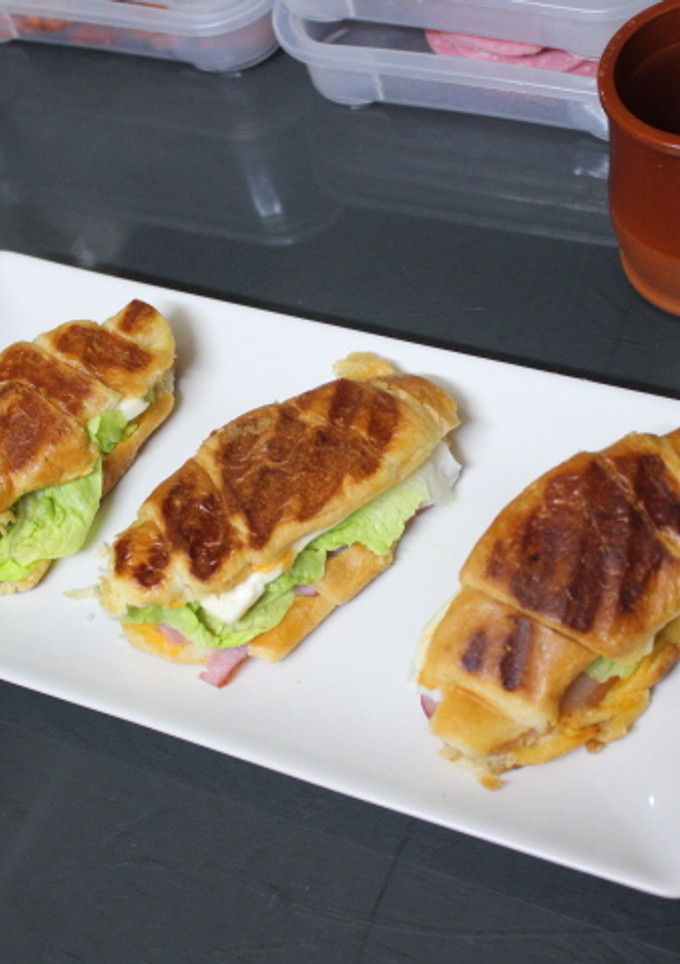 Una foto de Panecillos de leche con beicon y queso fresco