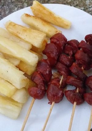 Una foto de Yuca Frita y Chorizo Asado