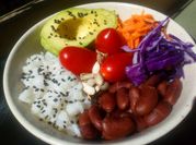 Una foto de ensalada de repollo con palta