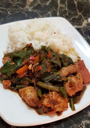 Una foto de Salteado de pollo con vegetales