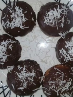 Una foto de Magdalenas de vainilla cubiertas con chocolate