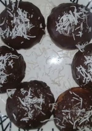Una foto de Magdalenas de vainilla cubiertas con chocolate