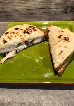 Une photo de Croque poulet cancoillotte