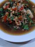 กระเพราไก่ชิ้น