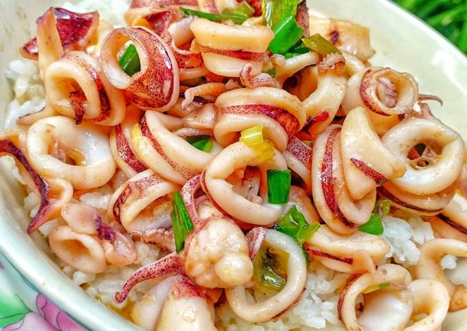 Bagaimana Menyiapkan Cumi Goreng Mentega, Enak