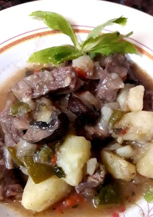 Una foto de Carne con verduras y portobello