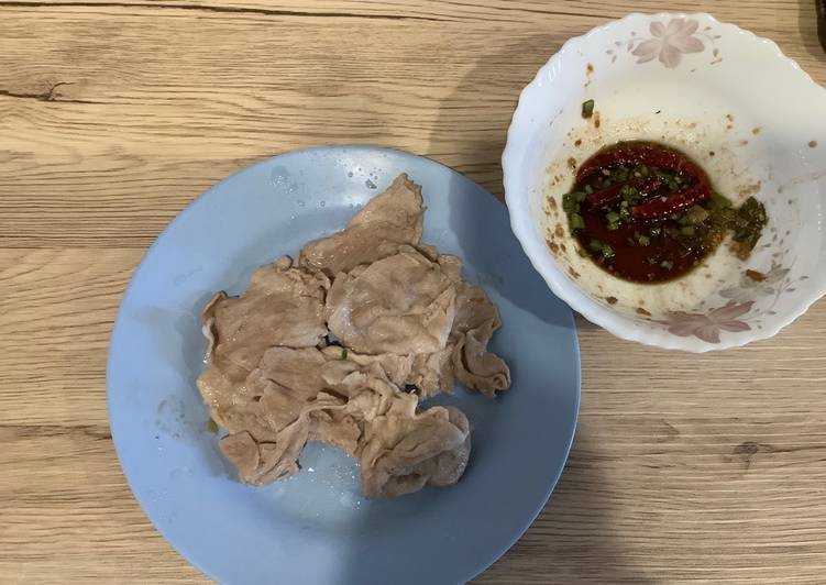 หมูสไลซ์ทอดกับน้ำจิ้มแจ่ว