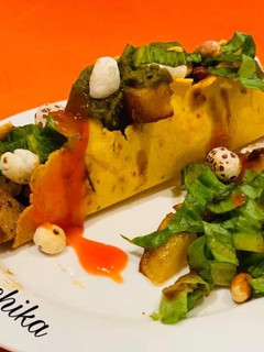 A picture of Aloo makhana chaat tacos.