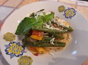 Una foto di pasta e fagiolini