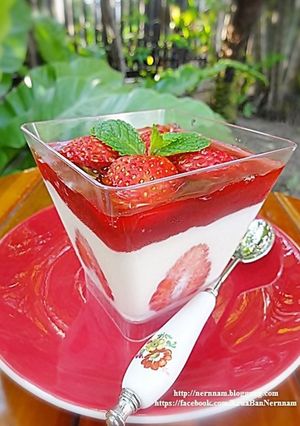 รูปของ Strawberry Panna Cotta
