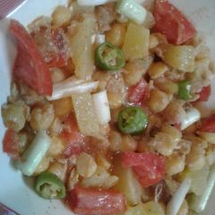A picture of Potato cholay chatt.