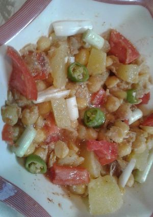 A picture of Potato cholay chatt.