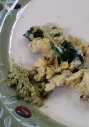 A picture of Spinach Eggs with Avocado.