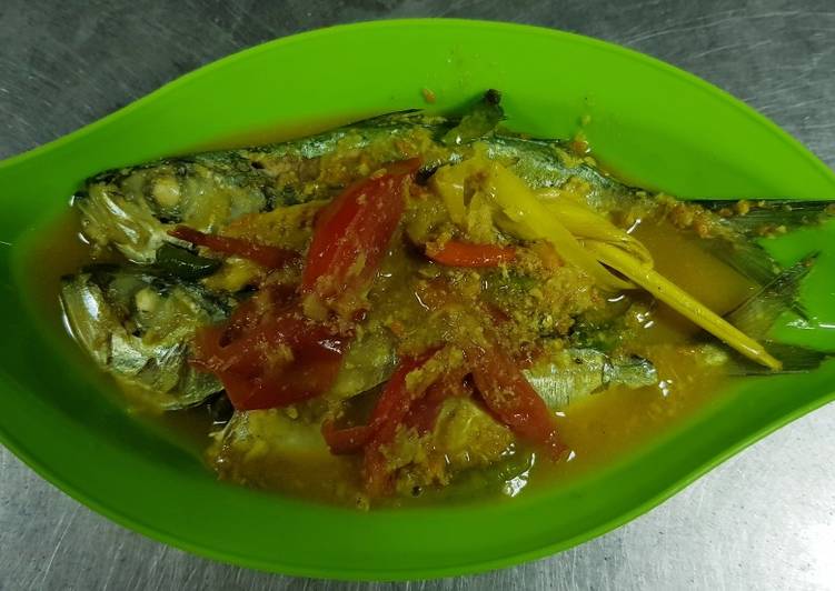 Bagaimana Menyiapkan Ikan selar bumbu kuning Lezat