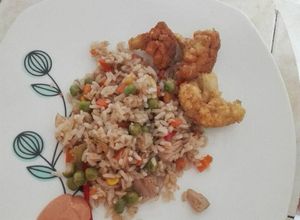 Una foto de Arroz de atún y verduras