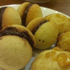 A picture of Damsels kiss cookies.