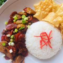 A picture of Nasi gila (sosis bakso tumis pedas).