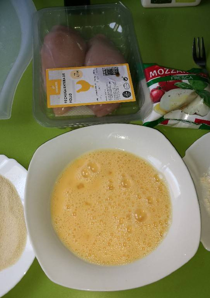 Una foto de Pechuga empanada y queso mozzarela
