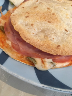 Una foto de Quesadilla de jamón y queso picante